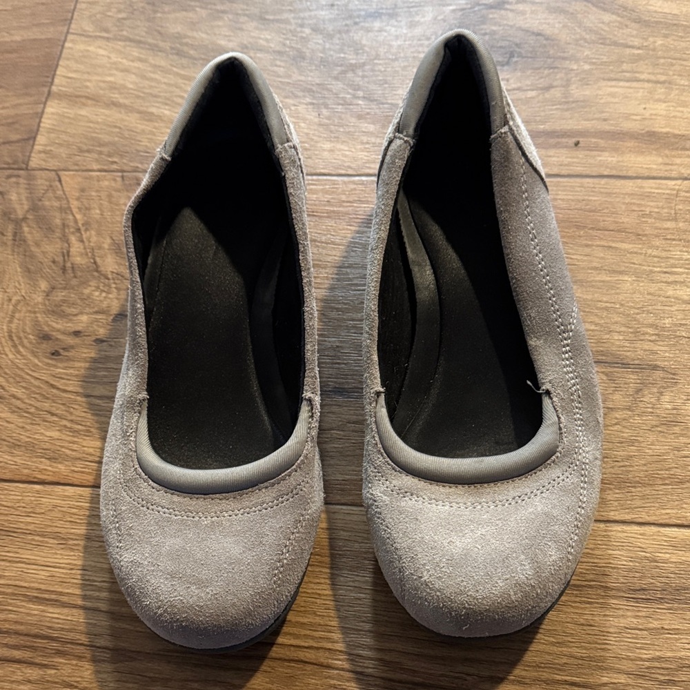 Skechers Women's Suede Ballet Flats in Gray